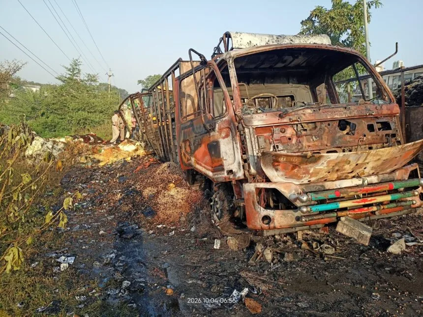 CG NEWS: आधी रात चलते ट्रक में लगी भीषण आग, पास खड़ा दूसरा ट्रक भी चपेट में,मचा हड़कंप