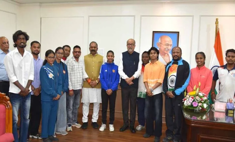 राज्यपाल रमेन डेका से प्रदेश के उत्कृष्ट खिलाड़ियों ने की सौजन्य भेंट