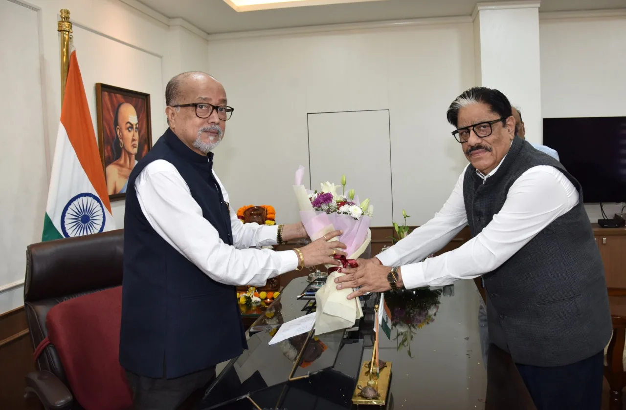 राज्यपाल रमेन डेका से राज्य नीति आयोग के उपाध्यक्ष गणेश शंकर मिश्रा ने की सौजन्य भेंट