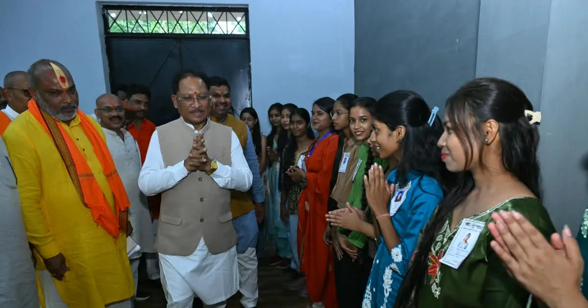 सेवा संकल्प अभियान- 'सेवा के रंग' कार्यक्रम के तहत निर्मित भव्य रंगोली का मुख्यमंत्री  विष्णु देव साय ने किया अवलोकन