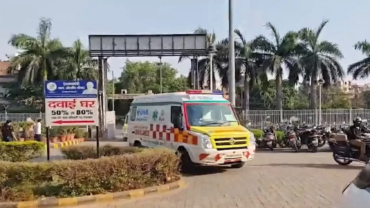 दिल्ली के सीमापुरी में 5 मंजिला इमारत भरभराकर गिरी, मलबे में लोगों के दबे होने की आशंका ...