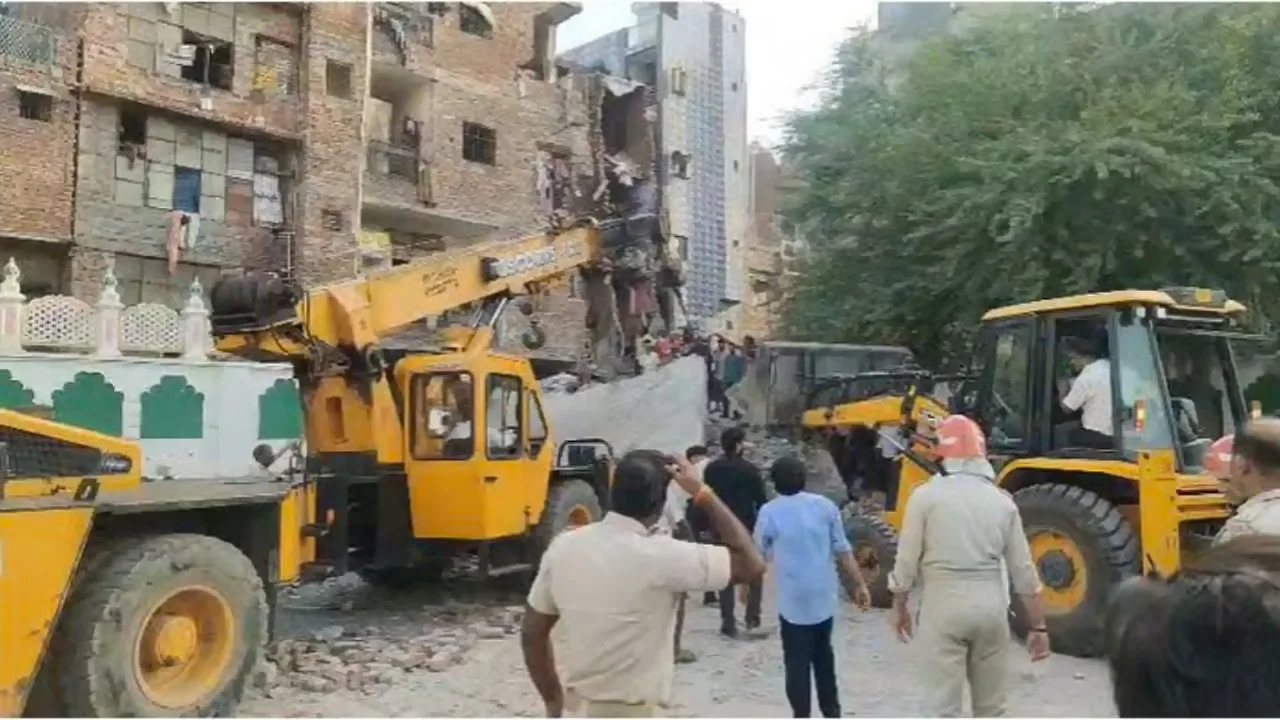 दिल्ली के सीमापुरी में मातम गहराया, इमारत हादसे में अब तक 4 लोगों की मौत ... 