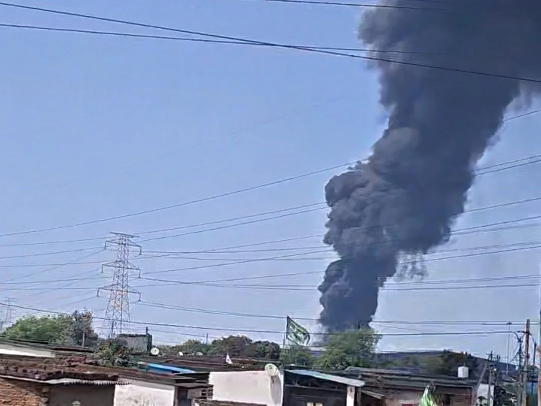 भिलाई में केमिकल फैक्ट्री बनी आग का गोला, धमाकों से मचा हड़कंप; 50 से ज्यादा ड्रम जलकर राख ...  