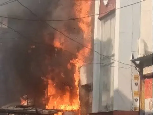 भोपाल के न्यू मार्केट में भड़की भीषण आग, आसमान छूती लपटों से दहला बाजार; कई दुकानें जलकर राख ...