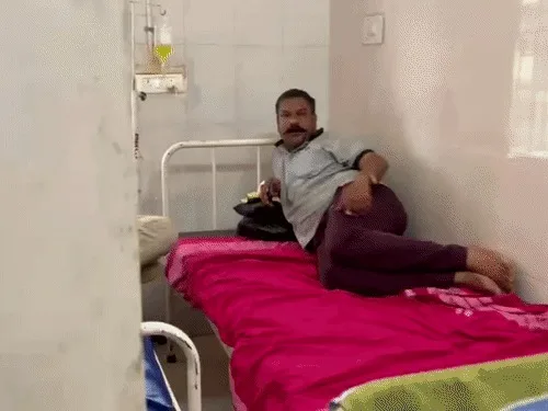 कोरबा जिला अस्पताल में रेप के आरोपी की मौज! पुलिसकर्मी सोते रहे, मोबाइल चलाता रहा आरोपी ...