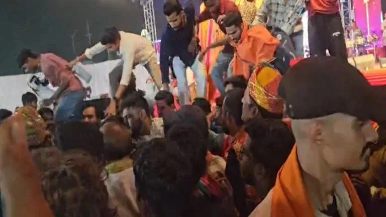 दुर्ग में गरबा उत्सव के दौरान बवाल, मंच पर झूमाझटकी और कांग्रेस नेता से धक्का-मुक्की, 9 लोगों पर FIR ...