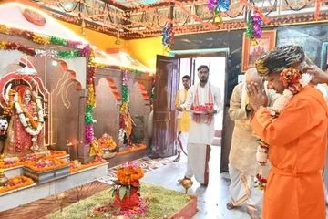 यूपी में दशहरे के अलग-अलग रंग! योगी ने की गुरु गोरक्षनाथ की पूजा, कानपुर में खुला रावण मंदिर; आगरा में 72 जगह RSS का पथ संचलन ...