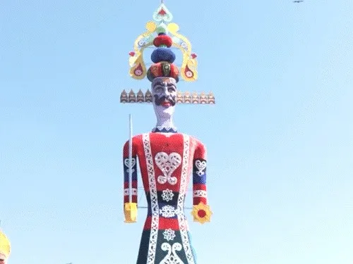 देहरादून में जलेगा 181 फीट का विशालकाय रावण, 21 लाख की लागत से तैयार हुआ पुतला, रिमोट दबाते ही होगी आतिशबाजी ...