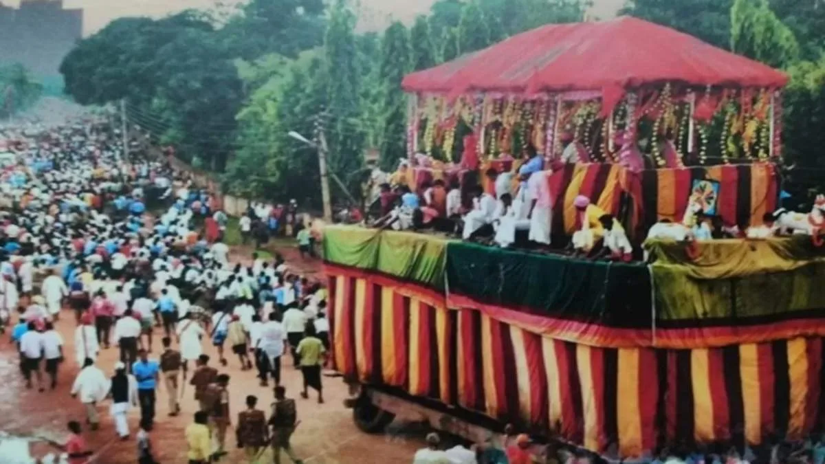 हादसे की चपेट में बस्तर दशहरा, रथ खींचते समय एक ग्रामीण की मौत, दूसरे का कटा पैर, प्रशासन - ग्रामीण आमने -सामने...  