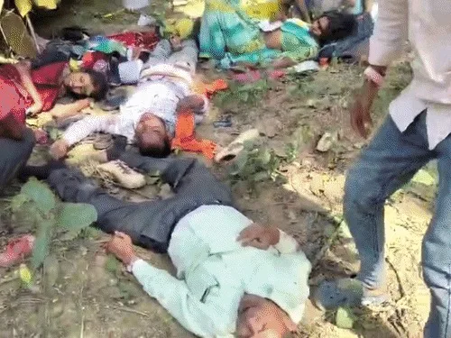 छत्तीसगढ़ में मौत बनकर दौड़ी मिनी बस! पेड़ से टकराकर मची चीख-पुकार, 6 की मौत, 40 घायल; गर्भस्थ शिशु ने भी तोड़ा दम ...