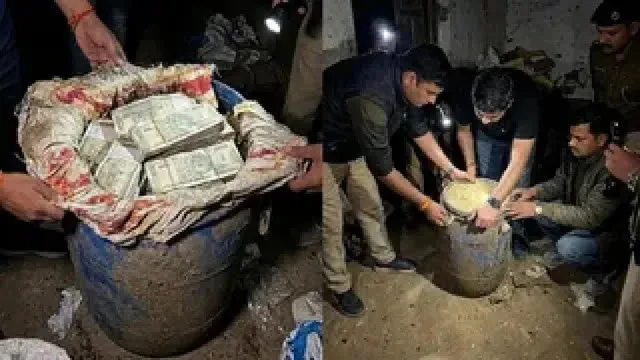 काला धन करोड़ों की बरामदगी के बाद मकान मालिक बोला- मेरा पैसा नहीं, तो आखिर किसका है यह धन? नीले ड्रम में 60 करोड़ ? ...