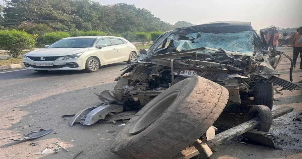 ब्रेकिंग : NH 53 पर ट्रक में जा घुसी कार, 2 महिलाओं की मौत, 3 घायल, कार के उड़े परखच्चे…