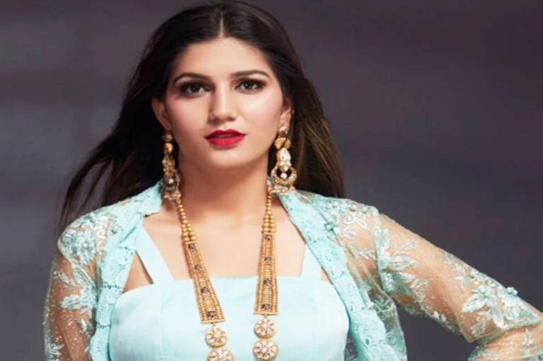 sapna-live-dance-on-stage