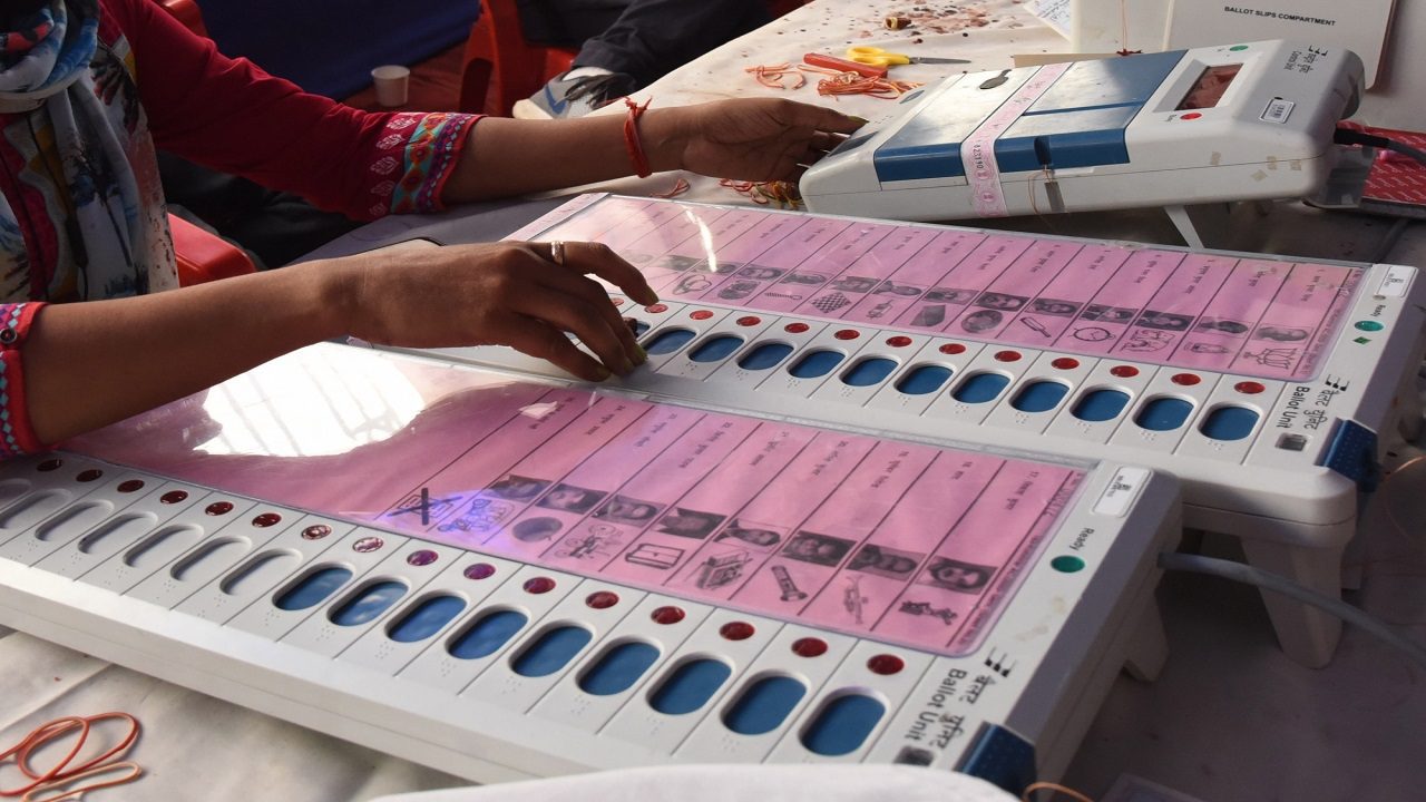 UP Assembly Elections 2022: हैक हो सकता हैं EVM मशीन? हैकिंग को लेकर चुनाव आयोग में हड़कंप...