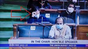 दिलचस्प खबर: आम बजट के साथ-साथ संसद में राहुल गांधी की हाव भाव की भी चर्चा, वित्त मंत्री के बजट पेश करने के दौरान अपना सिर पकड़े हुए दिखे राहुल गांधी,सोशल मीडिया में हुए ट्रोल, क्या कहा लोगों ने राहुल को देखकर…