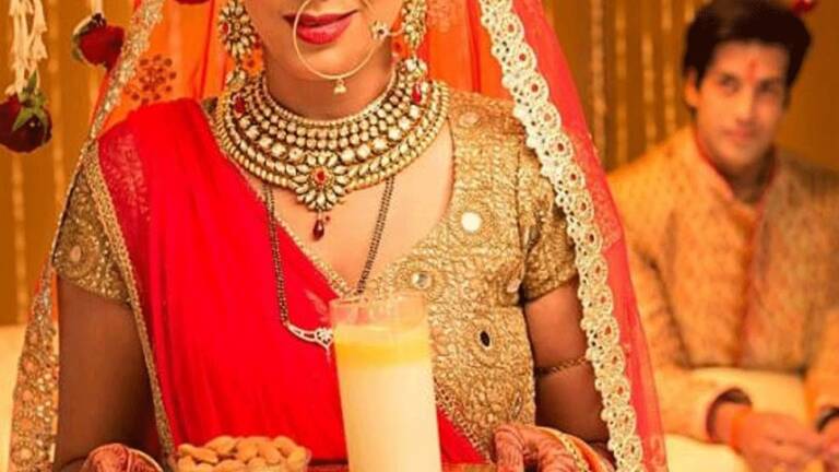 शादी के बाद क्यों दिया जाता दूध: सुहागरात होगी रंगीन या कुछ और है बात,जाने इसके पीछे का असली राज…