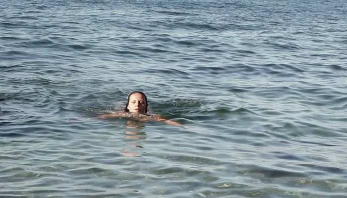 1164514-girl-swimming