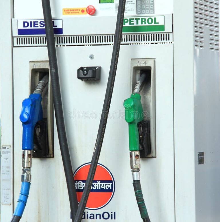 indian-oil-pump-petrol-roadside-kolkata-43457698