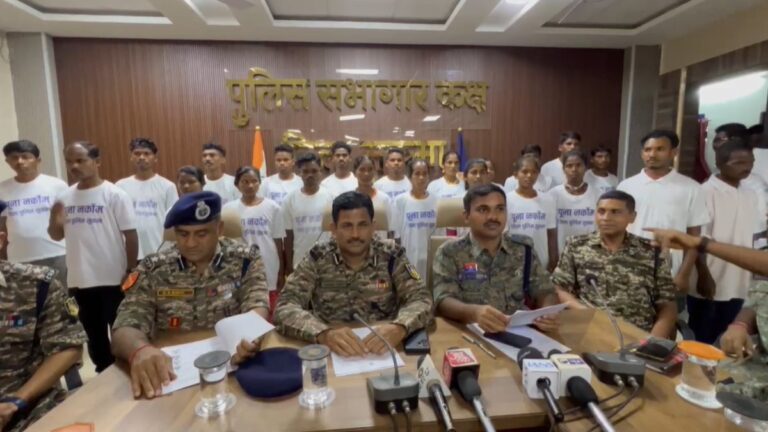 Naxalites-Surrender-1