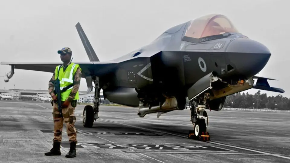cisf-swiftly-secured-the-royal-navy-f-35b-fighter-jet--802812108