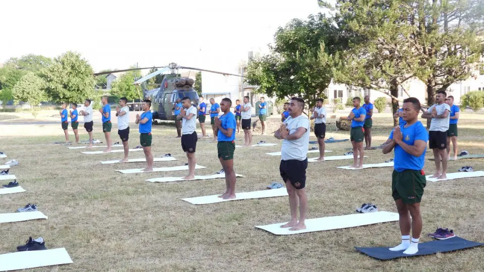 joint-yoga-session-901523312