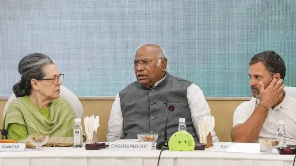 congress-issues-three-line-whip-for-party-mps-for-three-days-for-monsoon-session-2061320324