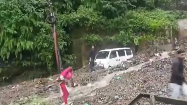 himachal-pradesh-cloudbursts-530817950