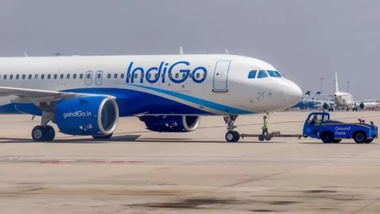 -jabalpur-to-mumbai-indigo-flight-tyre-punctured-passengers-stranded-for-four-hours-2008572935