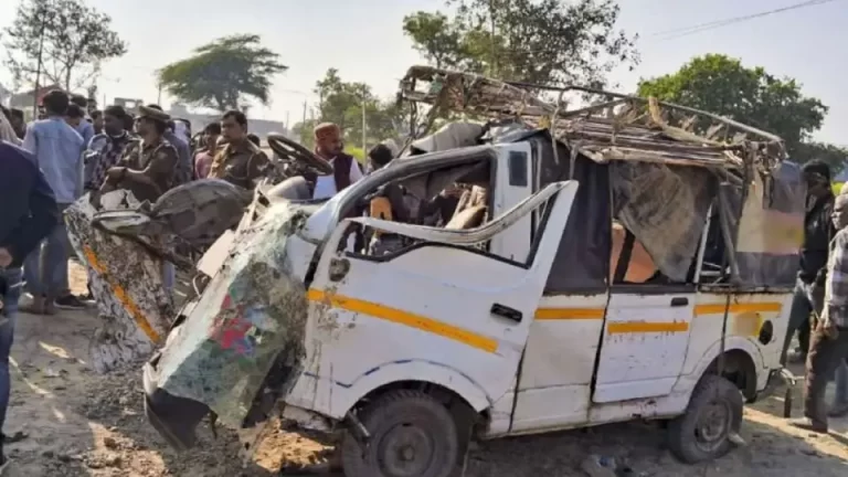 -pickup-van-falls-from-hilly-terrain-in-pune-8-killed--25-injured-1056608087