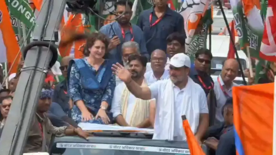 -priyanka-gandhi-vadra-joins-rahul-gandhi-vote-adhikar-yatra-643165094