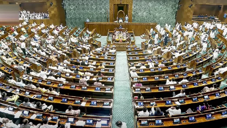 -rukus-in-lok-sabha-after-amit-shah-introduced-a-bill-to-remove-pm-and-cm-in-criminal-cases-1066200900