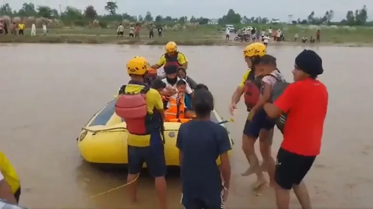 uttarakhand-sdrf-rescue-people-466527588