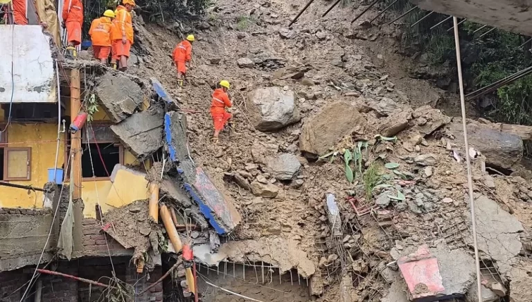 navjivanindia_2025-09-03_8lzv72a1_Himachal-Landslide-991x564 (1)