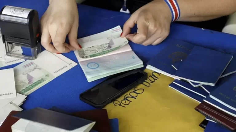 short-term-visa-720822501