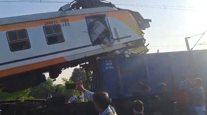 s2tbltlo_train-and-goods-train-collision-in-bilaspur_625x300_04_November_25
