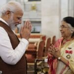 PM-Modi-with-popular-singer-Suman-Kalyanpur