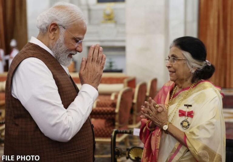 PM-Modi-with-popular-singer-Suman-Kalyanpur