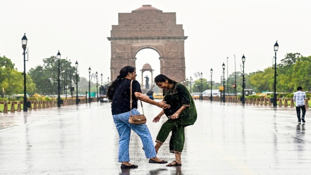 New Delhi: Dust storm accompanied by rain hits city