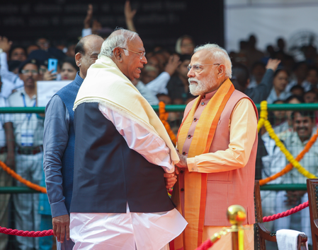 PM-Modi-with-Mallikarjun-Kharge-