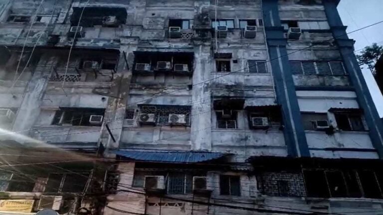 6a8518e8cf352-kolkata-fire-in-hotel-194555734-16x9