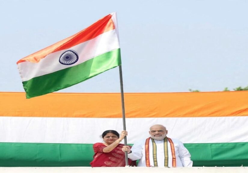 Amit-Shah-family-with-Indian-flag