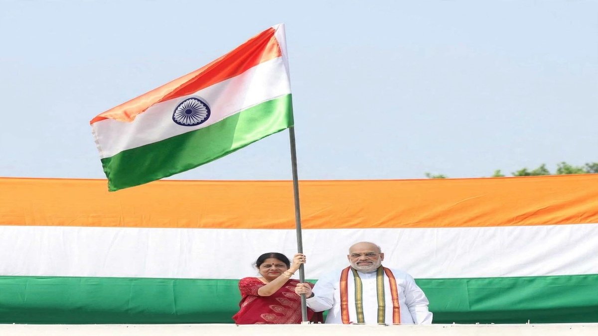 Amit-Shah-family-with-Indian-flag