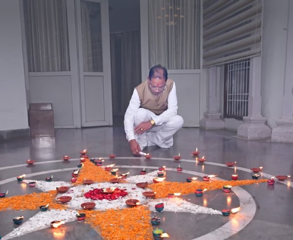 प्रधानमंत्री नरेंद्र मोदी के जन्मदिवस पर मुख्यमंत्री साय ने अपने निवास पर जलाया ‘आशीर्वाद का दीया’