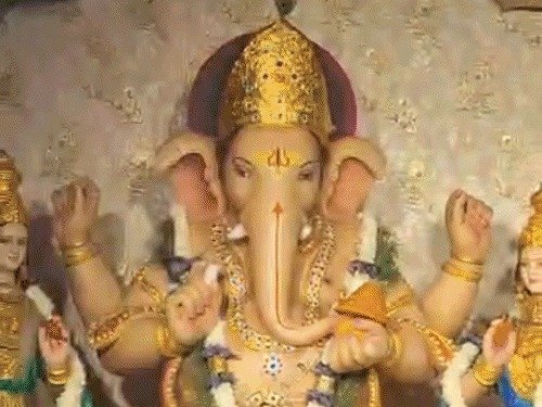रायपुर में सोने से सजे गणपति का जलवा, 750 ग्राम के मुकुट ने खींचा भक्तों का ध्यान …