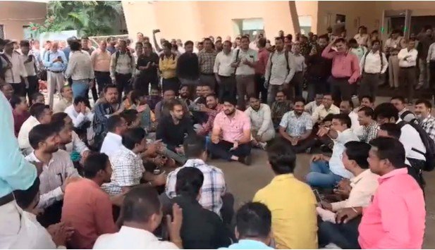 नवा रायपुर में मंत्रालय कर्मचारियों का फूटा गुस्सा, खटारा बसों से निजात की मांग,चलते-चलते धू-धू कर जली बस…